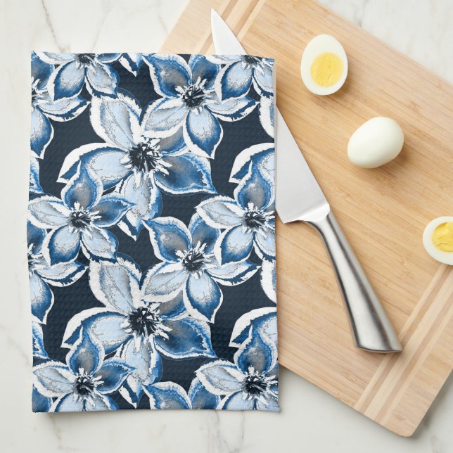 Linge De Cuisine Bleu, fleurs blanches sur un arrière - plan noir. (Quart Plié)