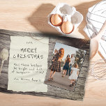 Linge De Cuisine Bois rustique Vieux papier Script de Noël Photo<br><div class="desc">Bois rustique Vieux Script Joyeux Noël Famille Photo Serviette de cuisine. Une scène rustique avec bois,  verdure et vieux papier avec un script sur le papier - customisez le texte et ajoutez votre photo.</div>