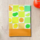 Linge De Cuisine Bordure orange de citron, de chaux et d'oranges<br><div class="desc">Une serviette de cuisine avec un motif coloré d'agrumes de citrons,  de citrons,  de citrons,  d'oranges et de tranches d'agrumes sur des carrés de blanc,  orange,  turquoise et jaune avec des bordures orange.</div>