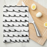 Linge De Cuisine Boucles d'encre Lignes à main chic noir et blanc<br><div class="desc">Décorez votre cuisine avec cette serviette cool avec un motif fait main. Fabrique un grand ménage, anniversaire, jour de mère ou cadeau mariage! Vous pouvez le customiser, modifier les couleurs arrière - plans et ajouter du texte. Consultez ma boutique pour plus de couleurs et de motifs ou dites-moi si vous...</div>