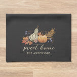Linge De Cuisine Bouquet Citrouille d'automne Nom de famille<br><div class="desc">Serviettes de cuisine personnalisées pour la saison automnale avec citrouilles d'aquarelle festifs "sweet home" et feuillage d'automne avec nom de famille personnalisé.</div>