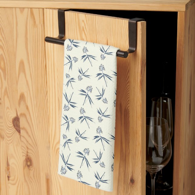 Linge De Cuisine Branches bleues sur crème - motif sans soudure. (Pliage en tiers)