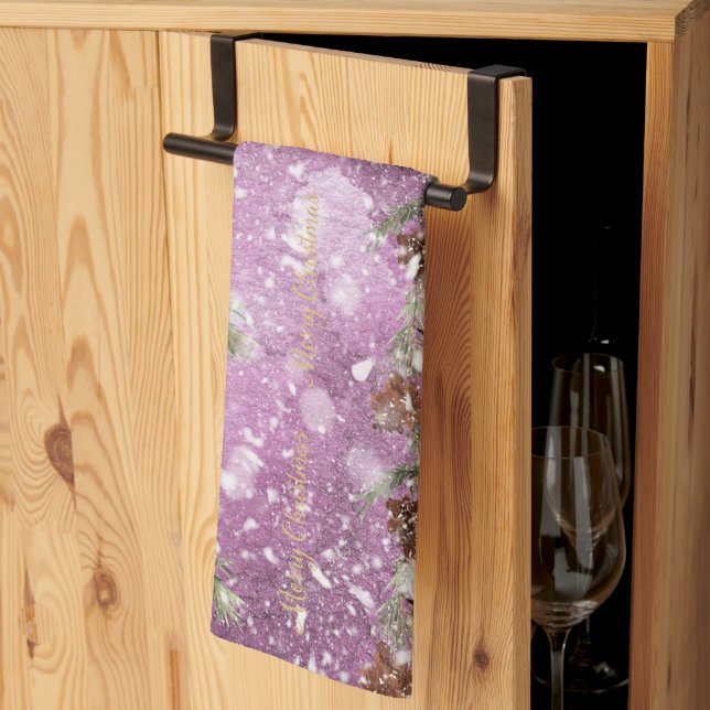 Linge De Cuisine Branches de sapin avec des pommes de pin sur la ne (Pliage en tiers)