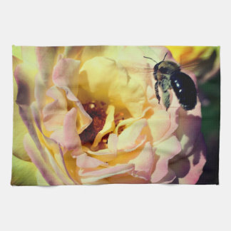 Linge De Cuisine Bumble Bee Volant Dans Rose Rose Rose Gros Plan