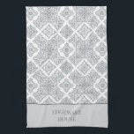 Linge De Cuisine Carrelage blanc gris méditerranéen personnalisé<br><div class="desc">Serviette de cuisine personnalisée en carrelage tendance imprimé. Le design est composé d'un élégant motif de tuiles méditerranéennes mélangées et d'un panneau gris à deux tons pour encadrer votre texte personnalisé. Le modèle est configuré pour que vous puissiez ajouter votre nom de famille, votre nom d'entreprise ou votre adresse de...</div>