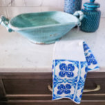 Linge De Cuisine Carrelage bleu et blanc Azulejos<br><div class="desc">Inspiré par un récent voyage au Portugal,  ce design provient des azulejos complexes qui ornent les villes portugaises. Cette serviette design en tuile ajoute une pop de couleur et un charme européen à toute cuisine !</div>