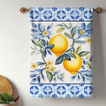 Linge De Cuisine Carrelage Bleu Méditerranéen Avec Citrons<br><div class="desc">Carrelage méditerranéen bleu et blanc avec serviettes de cuisine citrons. De beaux citrons sur un arrière - plan de tuiles méditerranéennes bleu et blanc. Vous pouvez ajouter du texte à personnaliser.</div>