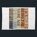 Linge De Cuisine C'est bizarre d'être le même âge que les personnes<br><div class="desc">C'est bizarre d'être le même âge que les personnes âgées rétro Sarcastique</div>