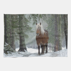Linge De Cuisine Cheval Brown dans une forêt d'hiver avec chute de