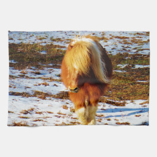 Linge De Cuisine Cheval miniature Brown et crème dans la neige.