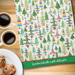 Linge De Cuisine Citation de grand-mère verte des arbres de Noël<br><div class="desc">Arbres de Noël Whimsical Green Grandma Citation Serviette de cuisine Coloré, illustré, simili arbres de Noël dans une variété de tailles et de couleurs, y compris vert, rose, rouge et bleu. Arrière - plan blanc avec et un motif de points verts clairs. En bas, une citation de cuisson aimante pour...</div>