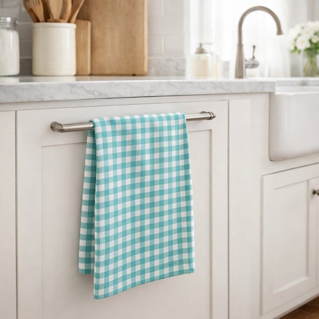 Linge De Cuisine Classique motif gingham sarcelle et blanc Maison d (A kitchen towel featuring a gingham plaid pattern done in teal and white.)