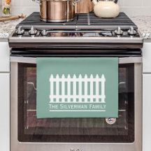 Clôture minimaliste blanche sur la famille verte