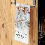 Linge De Cuisine Collage photo personnalisé de maman<br><div class="desc">Serviette De Cuisine Personnalisée Best Mom Ever 7 Photo Collage. Cette serviette de cuisine personnalisée est un cadeau sucré et pratique pour maman qui combine fonction quotidienne et souvenirs personnels. Le design comprend un montage de 7 photos, parfait pour présenter des moments préférés avec un look propre et moderne. "Best...</div>