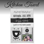 Linge De Cuisine Couple cuisine est date café photo noir<br><div class="desc">Transformez votre cuisine avec notre serviette personnalisée de cuisine! Avec ses noms, son année d'établissement et son charmant mot "Café et Thé servi tous les jours", cette serviette est un établissement confortable et fonctionnel. Parfait pour essuyer, afficher ou donner, il ajoute une touche chaleureuse et personnalisée à votre espace. Associez-le...</div>