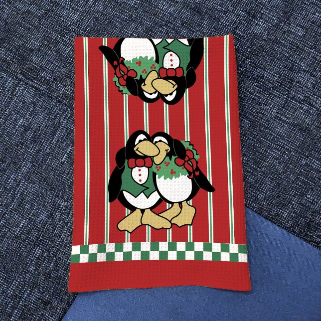 Linge De Cuisine Couple mignon de pingouin Whimsical Noël Amour rou (Romantic Christmas penguin couple on red and green kitchen towel)