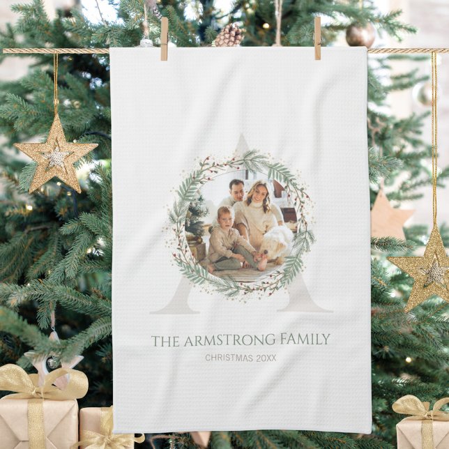Linge De Cuisine Couronne Monogramme Photo Noël Deep Sage (Deep Sage Wreath Monogram Home Accent Kitchen Towel ©Susanne Sachers - Sunny Mind 🌞)
