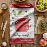 Linge De Cuisine Cute sauce aux canneberges - Drôle Cuisine Kawaii<br><div class="desc">Apportez un peu d'humour dans la cuisine avec cette adorable serviette de thé aux canneberges avec un pot souriant de sauce entouré de baies et de feuilles. L'expression ludique "Feeling Saucy !" ajoute du charme, ce qui en fait un choix amusant pour les cuisiniers de Thanksgiving, les boulangers de vacances,...</div>
