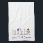 Linge De Cuisine Défilé de Pâques de New York City<br><div class="desc">La serviette de cuisine est ornée d'un marqueur d'origine sur le thème de Pâques, illustrant une rangée de points de repère classiques de New York, "habillés" pour le défilé de Pâques avec des accessoires sur le thème des vacances. Parfait pour la décoration de Pâques ! Ce design sur le thème...</div>