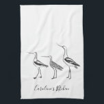 Linge De Cuisine Dessin minimaliste d'oiseaux noir blanc personnali<br><div class="desc">Ajoutez un charme côtier à votre cuisine grâce à cette serviette personnalisée avec un élégant croquis d'oiseaux de rivage et un texte personnalisé. Parfait pour les amateurs de plage ou ceux qui recherchent une touche intemporelle d'inspiration nautique pour leur maison, cette serviette allie fonctionnalité et design minimaliste et artistique. Un...</div>