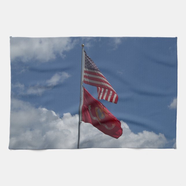 Linge De Cuisine Drapeaux patriotiques et ciel bleu sur un (Horizontal)