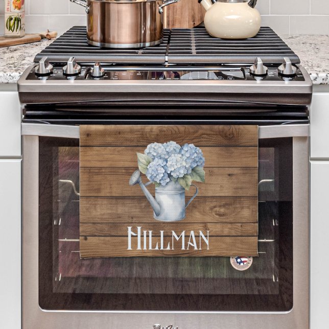 Linge De Cuisine Eau Rustique Bleue Hydrangée Peut Personnalisé (Rustic Blue Hydrangea Watering Can Personalized Kitchen Towel
)