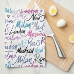 Linge De Cuisine Ecrit à la main les villes célèbres du Motif mondi<br><div class="desc">Motif élégant constitué de noms de villes célèbres du monde (New York,  Milan,  Rome,  Barcelone,  Moscou,  Paris,  Madrid) dans de belles teintes bleues,  violettes et roses.</div>