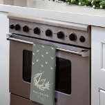 Linge De Cuisine Elegant Joy Calligraphy Garland Wreath Nom de fami<br><div class="desc">Célébrez la joie de la saison des Fêtes avec notre gilet d'hiver joie de la guirlande ornement de crête de couronne personnalisés nom de cuisine serviette. Notre serviette de cuisine personnalisée comprend notre ornement de guirlande d'hiver et la conception de scripts de joie. Personnaliser avec signature familiale. Dispose d'un motif...</div>