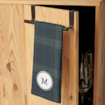 Linge De Cuisine Élégant Monogramme bleu marine et vert<br><div class="desc">Serviette de cuisine moderne de Noël avec un design intemporel avec votre monogramme sur un arrière - plan bleu marine et vert pâle muet.</div>
