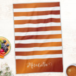Linge De Cuisine Élégant Monogramme Orange et Blancs<br><div class="desc">Créez une serviette de cuisine personnalisée unique décorée de motif rayé blanc et orange du désert. Le modèle permet de taper facilement un nom.</div>