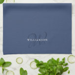 Linge De Cuisine Élégant Script chic Dusty Blue Family Monogramme<br><div class="desc">Les serviettes de cuisine chic et monogrammée de la ferme moderne et élégante sont dotées de votre monogramme en calligraphie de script sophistiquée sous votre nom de famille personnalisé en bleu foncé et poussiéreux.</div>