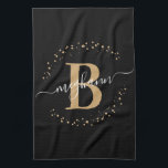 Linge De Cuisine Élégante Girly Black Gold Monogramme Nom Script<br><div class="desc">Fille, élégant, moderne, noir et or monogramme nom initial script personnalisé monogrammed serviette de cuisine monogrammée personnalisée. Doté d'une initiale monogramme et d'un script de nom de girly dans une police de caractères de calligraphie lettrée et d'un cadre de cercle pointillé autour de votre monogramme. Un cadeau féminin parfait pour...</div>