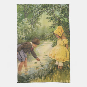 Linge De Cuisine Enfants vintage, garçon et fille jouant près du ru