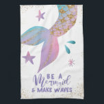 Linge De Cuisine Être une citation inspirante de sirène<br><div class="desc">Design fantasque et magique avec une citation avec une queue de sirène rose,  turquoise,  violette et sombre avec des détails de parties scintillant faux or avec des étoiles et un éclat d'eau autour. Le texte de typographie en bas dit "Soyez une sirène et faites des vagues".</div>