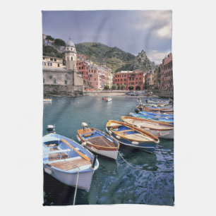 Linge De Cuisine Europe, Italie, Vernazza. Bateaux aux couleurs viv