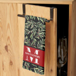 Linge De Cuisine Famille Monogram Christmas Holly<br><div class="desc">Votre nom et prénom personnalisent cette serviette de cuisine avec des branches,  des baies et un motif de verdure sur le noir. Parfait pour votre décor maison ou offrir en cadeau. CORRESPONDRE des articles dans notre magasin.</div>