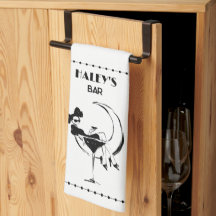 Femme rétro dans la barre de verre Martini