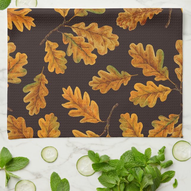 Linge De Cuisine Feuilles de chêne automnal sur brun foncé (Plié)