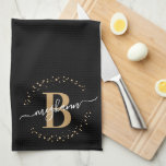 Linge De Cuisine Fille tendance Noir Nom Monogramme Script<br><div class="desc">Fille, tendance, élégant, moderne, noir monogramme d'or monogramme nom initial script personnalisé monogrammed serviette de cuisine monogrammée personnalisée. Doté d'une initiale monogramme et d'un script de nom de girly dans une police de caractères de calligraphie lettrée et d'un cadre de cercle pointillé autour de votre monogramme. Un cadeau féminin parfait...</div>