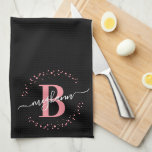 Linge De Cuisine Fille tendance rose noir nom Monogramme Script<br><div class="desc">Fille, tendance, élégant, moderne, rose et noir blanc monogramme nom initial script personnalisé monogrammed serviette de cuisine monogrammée personnalisée. Doté d'une initiale monogramme et d'un script de nom de girly dans une police de caractères de calligraphie lettrée et d'un cadre de cercle pointillé autour de votre monogramme. Un cadeau féminin...</div>