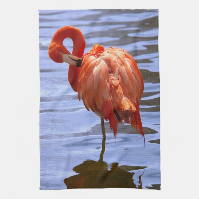 Linge De Cuisine Flamant sur une jambe dans l'eau (Vertical)