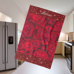 Linge De Cuisine Fleurs de roses rouges avec gouttes - photographie<br><div class="desc">Cette serviette de cuisine présente un merveilleux motif floral de roses rouges profondes - la reine des fleurs pour toutes les dames et les amateurs de fleurs. Texte et parties scintillant personnalisés. Photo originale de Marions Art.</div>