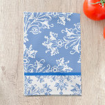 Linge De Cuisine Floral Damas Blanc Cornflower Bleu avec bordure<br><div class="desc">Une serviette de cuisine avec un motif damassé élégant de marguerites vintages et feuilles avec des rouleaux en blanc sur le bleu de cornflower,  avec une bordure en bleu sur blanc.</div>