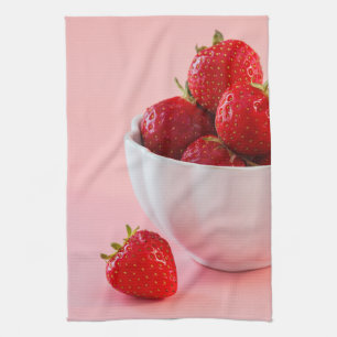 Linge De Cuisine Fraises fraîches rouges dans un bol blanc sur fond