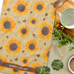 Linge De Cuisine Fun Happy Sunflower Hearts Personnalisé Nom élégan<br><div class="desc">Chic Personnalisé motif floral moderne serviette de cuisine moderne. Ces serviettes colorées de cuisine tournesol sont parfaites pour ajouter une pop de couleur à votre cuisine. Faites-les uniquement à vous en ajoutant votre nom ou votre devis préféré. Que vous soyez un chef chevronné ou un aspirant cuisinier, ces serviettes sont...</div>