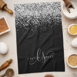 Linge De Cuisine Glam Black Silver Parties scintillant Nom du monog<br><div class="desc">Serviettes de cuisine Monogram élégant Parties scintillant en argent noir glam. Personnalisez facilement ce design chic et branché de serviettes de cuisine avec une élégante parties scintillant brillante argentée sur un arrière - plan noir. Le design comprend votre monogramme manuscrit avec de jolis tourbillons et votre nom.</div>
