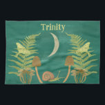 Linge De Cuisine Goblincore Snail and Mushrooms Personnalisé<br><div class="desc">Mes illustrations représentent un monde naturel avec quelques nuances sombres. Un croissant de lune est accroché dans le ciel au-dessus d'une scène de fougères vertes, de papillons jaunes, de champignons bruns et d'un escargot vert et brun, le tout dressé contre un arrière - plan peint de couleur turquoise foncée. Cette...</div>