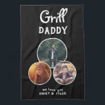 Linge De Cuisine Grill Daddy Modern Oval 3 Photo Fête du Père<br><div class="desc">Grill Daddy Modern Black Oval 3 Photo Père`s Day serviette de cuisine. 3 photos dans des cadres ovales - ajouter 3 photos. Vous pouvez modifier n'importe quel texte sur le torchon de la cuisine. Cette serviette personnalisée est un cadeau de conservation parfait pour un père pour la fête des pères,...</div>