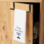 Linge De Cuisine Happy Hanoukka Simple Blue Menorah<br><div class="desc">Bonne serviette de cuisine Hanoukka,  avec une simple menorah bleue et la typographie de script. Avec des lettres personnalisables en blanc,  vous pouvez ajouter votre propre texte. Un complément festif à votre décor de maison de vacances et de saison.</div>