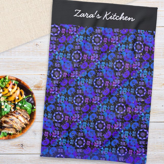 Linge De Cuisine Hippie Retro Motif Bleu pourpre Personnalisé (A personalized kitchen tea towel, with retro hippie pattern in blue, purple, black and white)